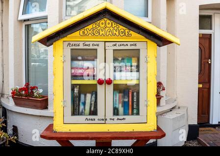 Armadietto per lo scambio di libri a Westcliff on Sea, Southend, Essex, Regno Unito. Schema di scambio libro onesty nel giardino di fronte alla proprietà. Casa. Gentilezza della comunità Foto Stock