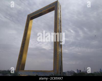 Il Dubai Gate 1 è un moderno complesso residenziale situato presso il punto di riferimento delle Jumeirah Lake Towers. E' un alto edificio a 35 piani con un interno Foto Stock