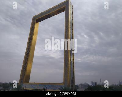 Il Dubai Gate 1 è un moderno complesso residenziale situato presso il punto di riferimento delle Jumeirah Lake Towers. E' un alto edificio a 35 piani con un interno Foto Stock