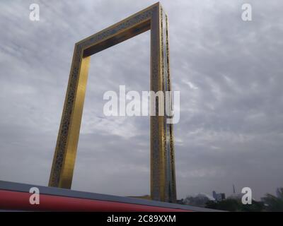 Il Dubai Gate 1 è un moderno complesso residenziale situato presso il punto di riferimento delle Jumeirah Lake Towers. E' un alto edificio a 35 piani con un interno Foto Stock