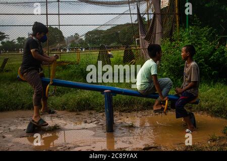 Dhaka, Dhaka, Bangladesh. 22 luglio 2020. Bambini che giocano nel parco durante l'epidemia di Coronavirus (COVID-19) a Dhaka. 22 luglio 2020. Dhaka, Bangladesh. Credit: Nayem Shaan/ZUMA Wire/Alamy Live News Foto Stock