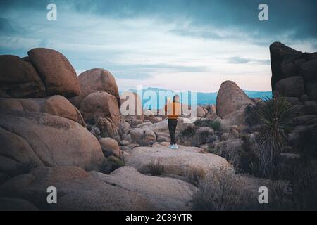 Una donna con un bambino è in piedi in un deserto Della California Foto Stock