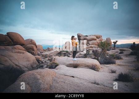 Una donna con un bambino è in piedi in un deserto Della California Foto Stock