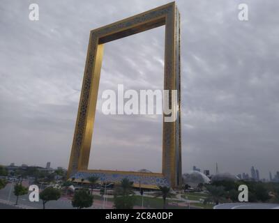 Il Dubai Gate 1 è un moderno complesso residenziale situato presso il punto di riferimento delle Jumeirah Lake Towers. E' un alto edificio a 35 piani con un interno Foto Stock