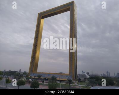 Il Dubai Gate 1 è un moderno complesso residenziale situato presso il punto di riferimento delle Jumeirah Lake Towers. E' un alto edificio a 35 piani con un interno Foto Stock