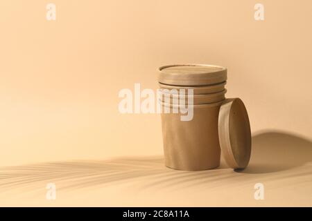 Preparare la tazza di carta per zuppa su sfondo marrone. Contenitore per togliere il cibo. Pacchetto ecologico individuale. Zero sprechi. Foto Stock