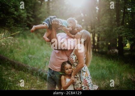 Famiglia di quattro serpenti e baci in foresta Foto Stock