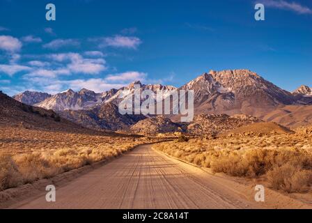 Bacino Mtn (a destra) nella Sierra Nevada orientale all'alba in inverno, da Buttermilk Road vicino Bishop, California, USA Foto Stock