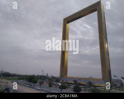 Il Dubai Gate 1 è un moderno complesso residenziale situato presso il punto di riferimento delle Jumeirah Lake Towers. E' un alto edificio a 35 piani con un interno Foto Stock
