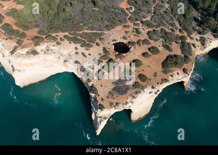 Grotte di Benagil dalla vista aerea Foto Stock