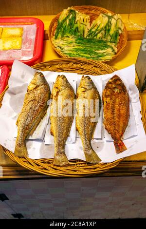 Banco con piatti di pesce preparati nel tradizionale mercato di Seongdong, Gyeongju, Corea del Sud Foto Stock
