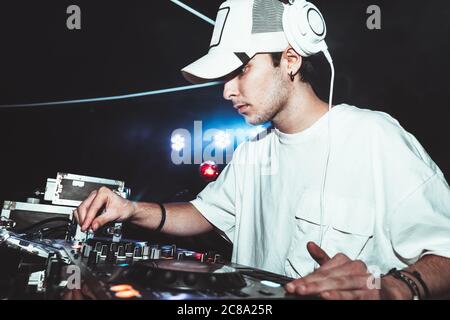 DJ mixer professionale a una festa in un concerto di musica elettronica Foto Stock