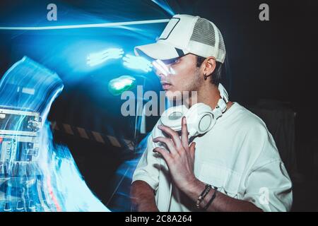 Fantino carismatico a disco sul giradischi. DJ suona sui migliori e famosi lettori CD nel nightclub durante la festa. EDM, concetto di partito. Foto Stock