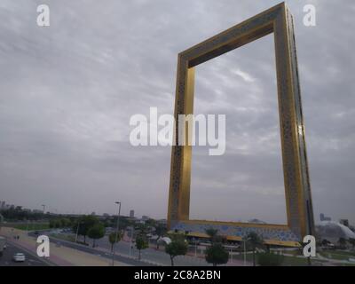 Il Dubai Gate 1 è un moderno complesso residenziale situato presso il punto di riferimento delle Jumeirah Lake Towers. E' un alto edificio a 35 piani con un interno Foto Stock