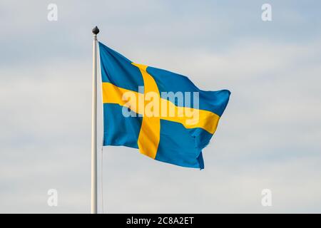 Grande bandiera svedese che sventola nella brezza. Foto Stock