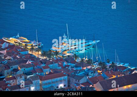 Baia di Hvar e porto turistico panoramico aereo sera vista, isola in Dalmazia arcipelago della Croazia Foto Stock