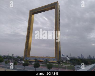 Il Dubai Gate 1 è un moderno complesso residenziale situato presso il punto di riferimento delle Jumeirah Lake Towers. E' un alto edificio a 35 piani con un interno Foto Stock
