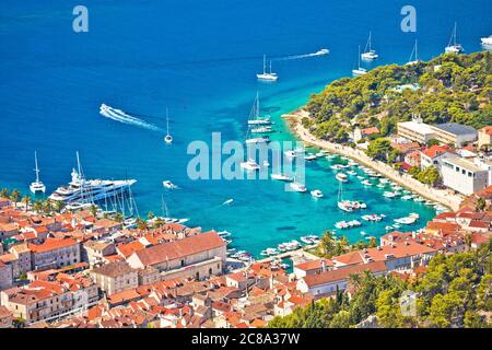 Baia di Hvar e porto turistico vista panoramica aerea, arcipelago dalmata della Croazia Foto Stock