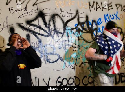 Portland, Oregon, Stati Uniti. 22 luglio 2020. Manifestanti alla Casa di Corte Mark o Hatfield. Credit: Amy Katz/ZUMA Wire/Alamy Live News Foto Stock