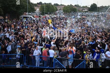 I fan di Leeds United fuori Elland Road celebrano il club vincitore del campionato Sky Bet e la loro promozione per la Premier League, mentre la squadra gioca a Charlton Athletic. Foto Stock