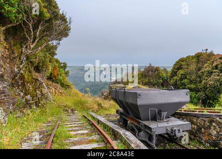 Ammira la discesa a gravità di Denniston Incline nella città abbandonata di Denniston, West Coast, South Island, Nuova Zelanda Foto Stock