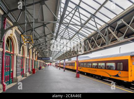 Treno alla piattaforma a Dunedin Stazione ferroviaria, Dunedin, Otaga, Nuova Zelanda Foto Stock