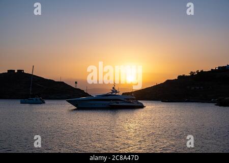 Yacht, barca di lusso ancorata su un mare calmo al tramonto nel Mar Egeo, Grecia, isola di Kea, Vourkari. Foto Stock