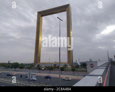 Il Dubai Gate 1 è un moderno complesso residenziale situato presso il punto di riferimento delle Jumeirah Lake Towers. E' un alto edificio a 35 piani con un interno Foto Stock