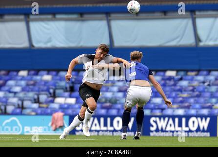 Chris Martin (a sinistra) della contea di Derby e Marc Roberts di Birmingham si battono per la palla durante la partita del campionato Sky Bet al St. Andrew's Trillion Trophy Stadium, Birmingham. Foto Stock