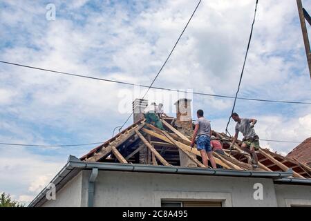 Zrenjanin, Serbia, 22 luglio 2020. Un gruppo di maestri sta lavorando sul tetto di una casa privata per sostituire una vecchia piastrella. Usano una bella giornata e stabile Foto Stock