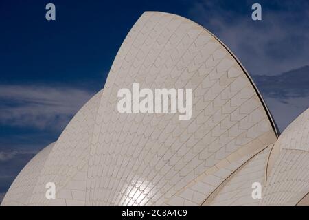 Vista astratta del tetto della Sydney Opera House, Bennelong Point, Sydney, nuovo Galles del Sud, Australia, Australasia Foto Stock