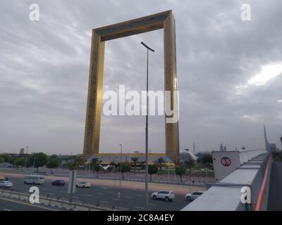 Il Dubai Gate 1 è un moderno complesso residenziale situato presso il punto di riferimento delle Jumeirah Lake Towers. E' un alto edificio a 35 piani con un interno Foto Stock