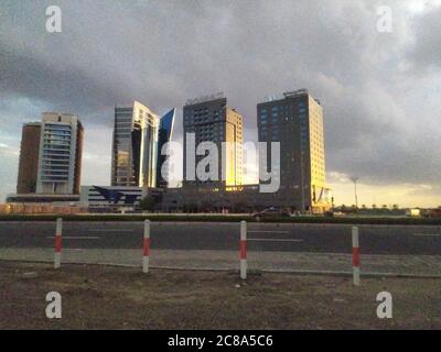 Il Dubai Gate 1 è un moderno complesso residenziale situato presso il punto di riferimento delle Jumeirah Lake Towers. E' un alto edificio a 35 piani con un interno Foto Stock