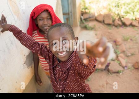 Volti di sorridenti, felici bambini nella contea di Makueni, Kenya. Foto Stock