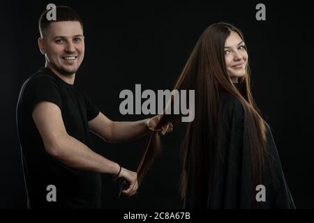 Recupero e trattamento della cheratina con utensile professionale in ferro. Capelli lunghi e lucidi laminati Foto Stock