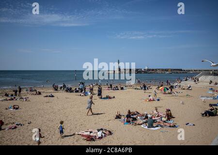 La città balneare inglese di Margate mostra segni di recupero dopo il blocco coronavirus con turisti e locali in visita alla città costiera, Kent, Regno Unito Foto Stock