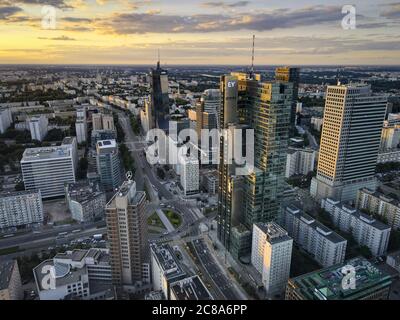 L'edificio Rondo 1 con il logo Ernst and Young (EY) è stato visto a Varsavia, Polonia, il 22 luglio 2020. Foto Stock