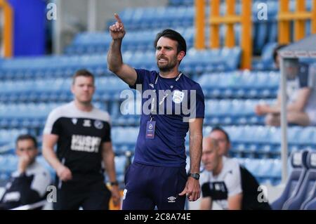 Londra, Regno Unito. 22 luglio 2020. Il direttore di Huddersfield Town, Danny Schofield, durante la partita del campionato Sky Bet tra Millwall e Huddersfield Town al Den, Londra, Inghilterra, il 22 luglio 2020. Gli stadi di calcio intorno rimangono vuoti a causa della pandemia del Covid-19, in quanto le leggi governative in materia di allontanamento sociale vietano ai tifosi all'interno dei locali, il che comporta la partita di tutte le partite a porte chiuse fino a nuovo avviso. Foto di Andy Rowland. Credit: Prime Media Images/Alamy Live News Foto Stock