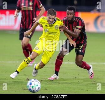 Orlando, Florida, USA.21 luglio 2020: Il centrocampista Pedro SANTOS (7) del Columbus Crew compete per la palla contro il centrocampista degli Atlanta United MO ADAMS (29) durante il torneo MLS is Back Atlanta United vs Columbus Crew SC match all'ESPN Wide World of Sports Complex. Credit: Cory Knowlton/ZUMA Wire/Alamy Live News Foto Stock