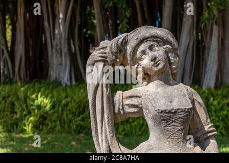 Primo piano su statua decorativa di giovane ragazza in un giardino In Florida Foto Stock