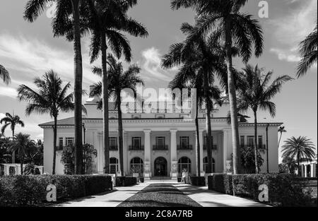 Foto in bianco e nero della facciata anteriore del palazzo coloniale In Florida Foto Stock