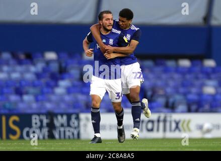 Ivan Sunjic (a sinistra) di Birmingham celebra il primo gol del suo fianco con Jude Bellingham durante la partita del campionato Sky Bet al St. Andrew's Trillion Trophy Stadium, Birmingham. Foto Stock