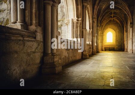 Particolare dei chiostri gotici medievali della cattedrale di Evora, capoluogo della regione dell'Alentejo (Portogallo) Foto Stock