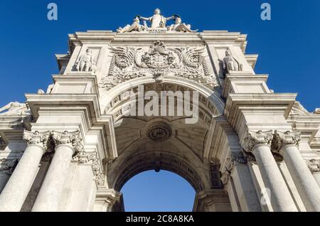 Arco da Rua Augusta, monumentale arco rifilante per la strada principale di Lisbona, Portogallo, visto da Praca do Comercio (Piazza del Commercio), costruito per commemorare Foto Stock