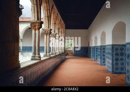 Antico chiostro del monastero in portogallo con le tradizionali piastrelle dipinte (azulejos) che decorano le pareti Foto Stock