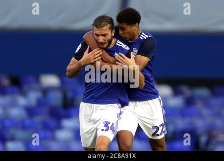 Ivan Sunjic (a sinistra) di Birmingham celebra il primo gol del suo fianco con Jude Bellingham durante la partita del campionato Sky Bet al St. Andrew's Trillion Trophy Stadium, Birmingham. Foto Stock