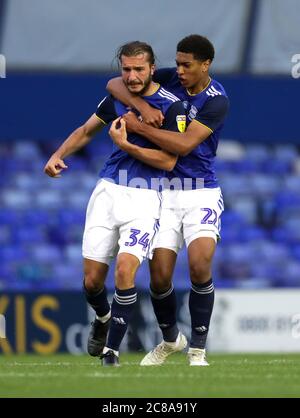 Ivan Sunjic (a sinistra) di Birmingham celebra il primo gol del suo fianco con Jude Bellingham durante la partita del campionato Sky Bet al St. Andrew's Trillion Trophy Stadium, Birmingham. Foto Stock