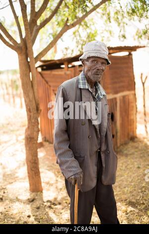 Ritratto di un anziano, di 81 anni, di fronte al rifugio nella contea di Makueni, Kenya, Africa orientale. Foto Stock