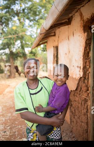 Christine Kiswyi (35), qui mostrato con suo figlio Victor (3), partecipa al progetto di LWR Isaiah 58. Progetto LWR Isaiah 58 - Contea di Makueni, Kenya. Foto Stock