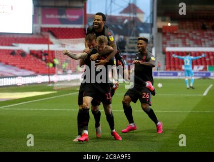 James McClean di Stoke City celebra il suo secondo gol durante la partita del campionato Sky Bet al City Ground, Nottingham. Foto Stock